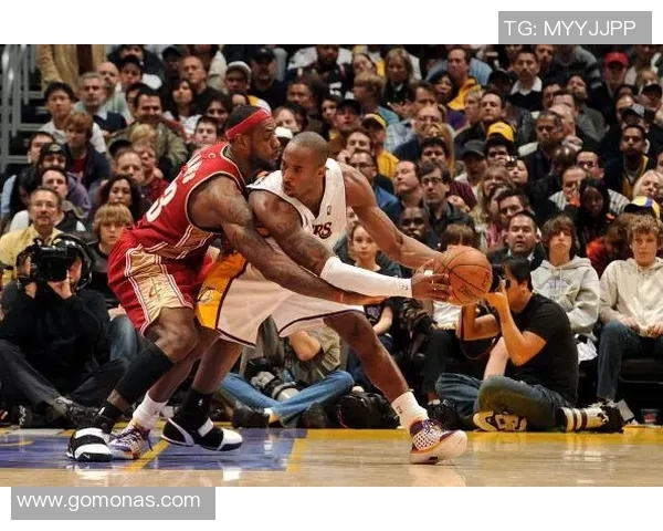 马布里与慈世平的篮球传奇对决回顾与分析